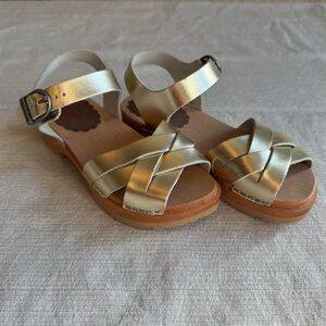 HANNA ANDERSSON Girls Wooden Clogs / Gold Leather Sandals with Buckle